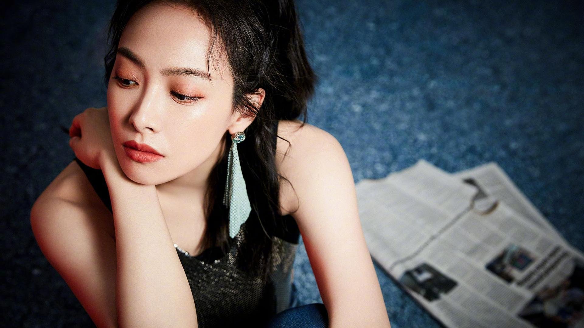 特色足球文化节让城市夜生活更丰富，成为文化交融的场所，足球文化节绘画作品